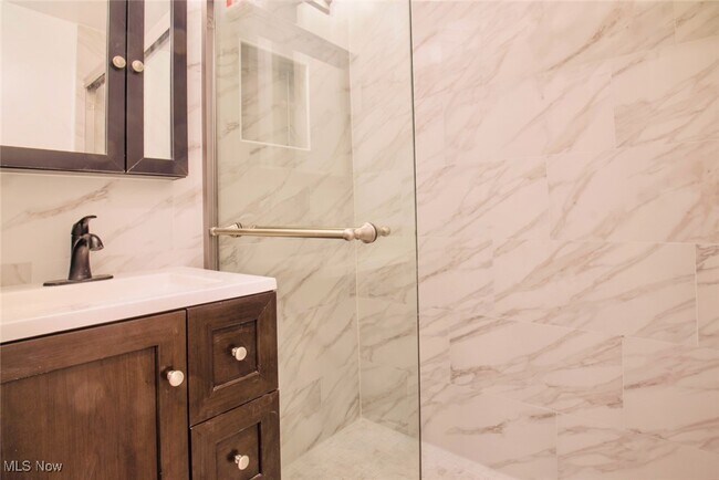 Building Photo - 1399 Barlow Rd