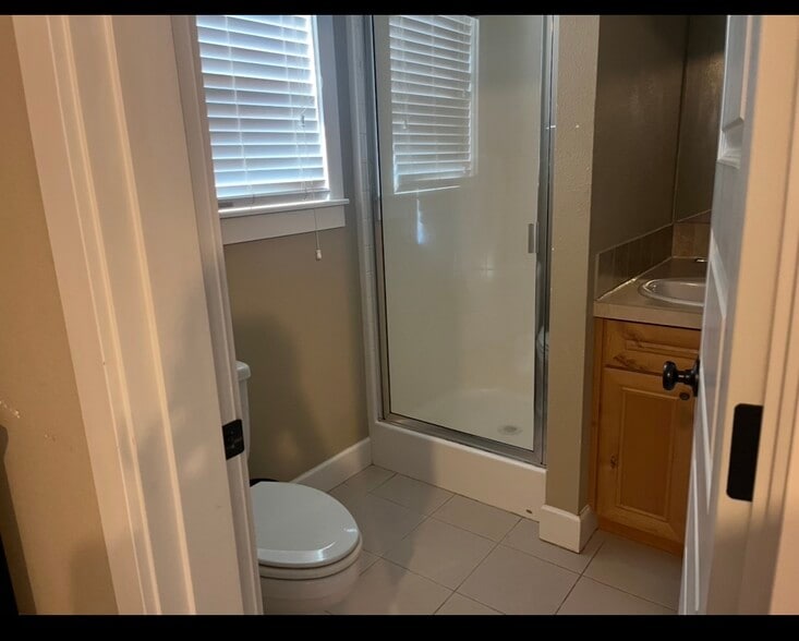 Building Photo - 7057 N Greenwich Ave