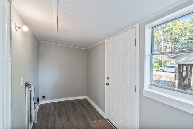 Building Photo - 611 E Main St