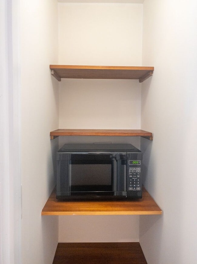 Building Photo - 1Bed/1Bath! Parking! Laundry! Garden! Pet! PROGRESSIVE