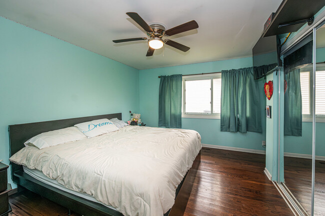 Building Photo - 810 Oakton Ave