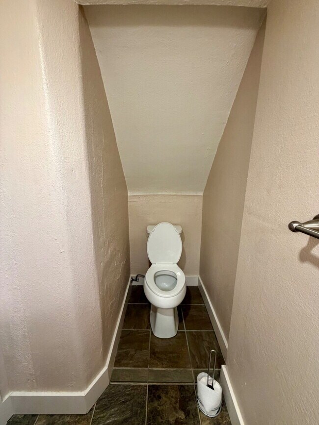 Building Photo - Charming 1-Bedroom Apartment Near Downtown | Utilities Included