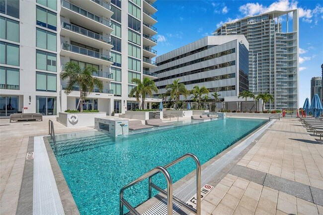 Building Photo - 301 1st St S