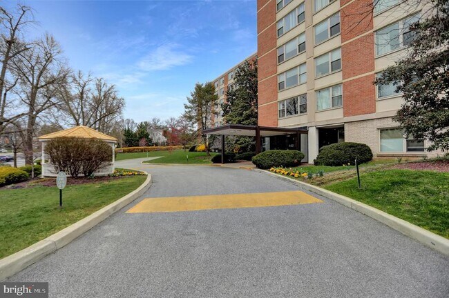 Building Photo - 4401 Roland Ave