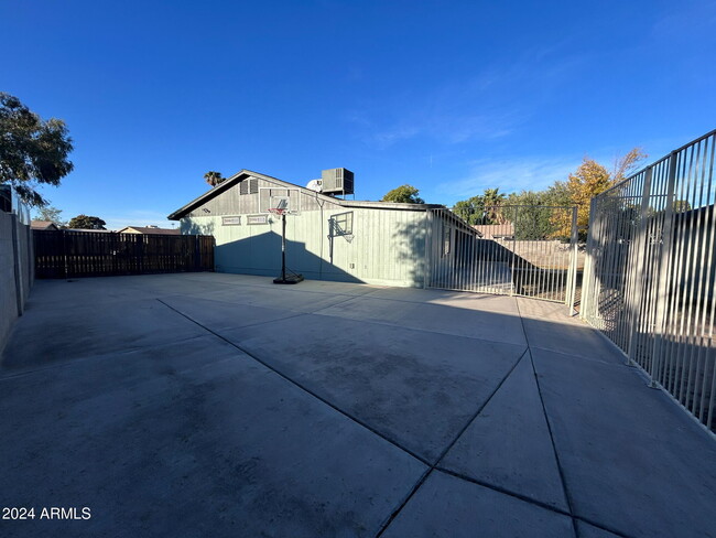 Building Photo - 1126 W Oxford Dr