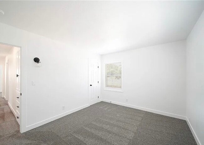 Building Photo - 25885 Creag Ave