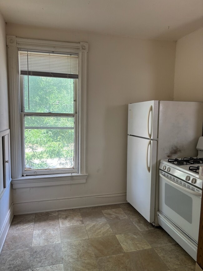 Building Photo - 319 N Pinckney St