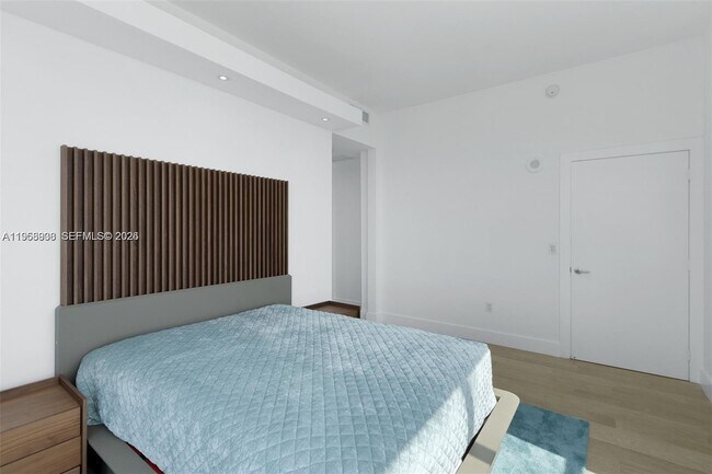 Building Photo - 950 Brickell Bay Dr