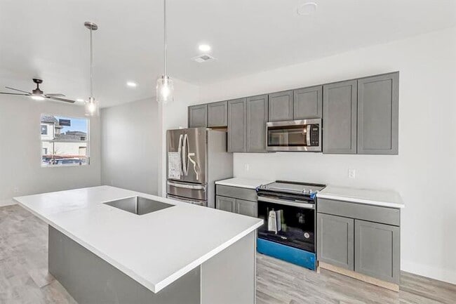 Building Photo - 2861 Naples Dr