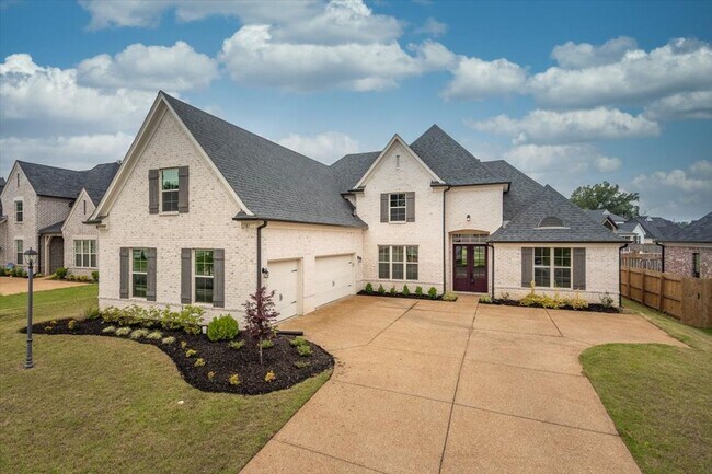 Primary Photo - Like New 6 BR/ 4.5 BA in Lakeland