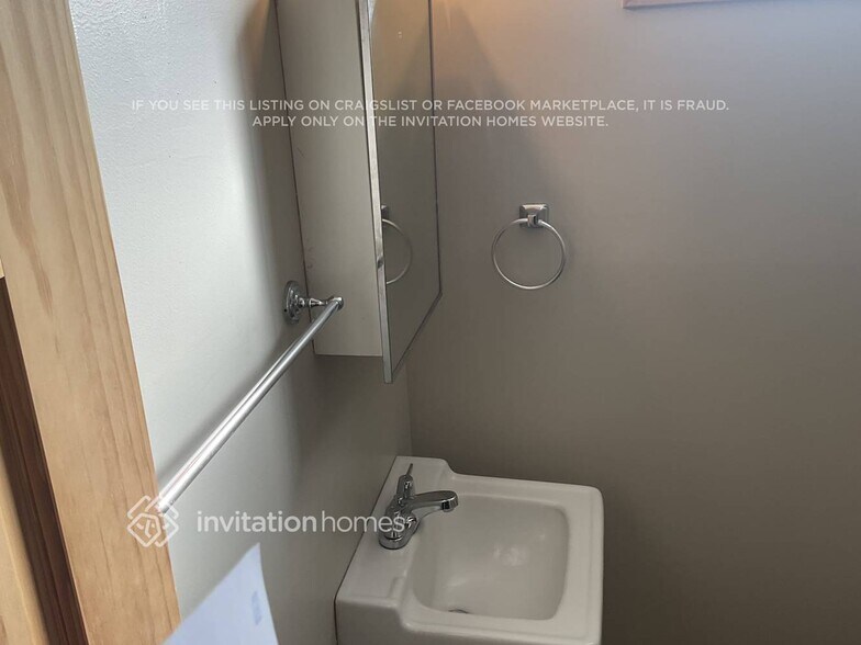 Building Photo - 416 Deerpath Dr