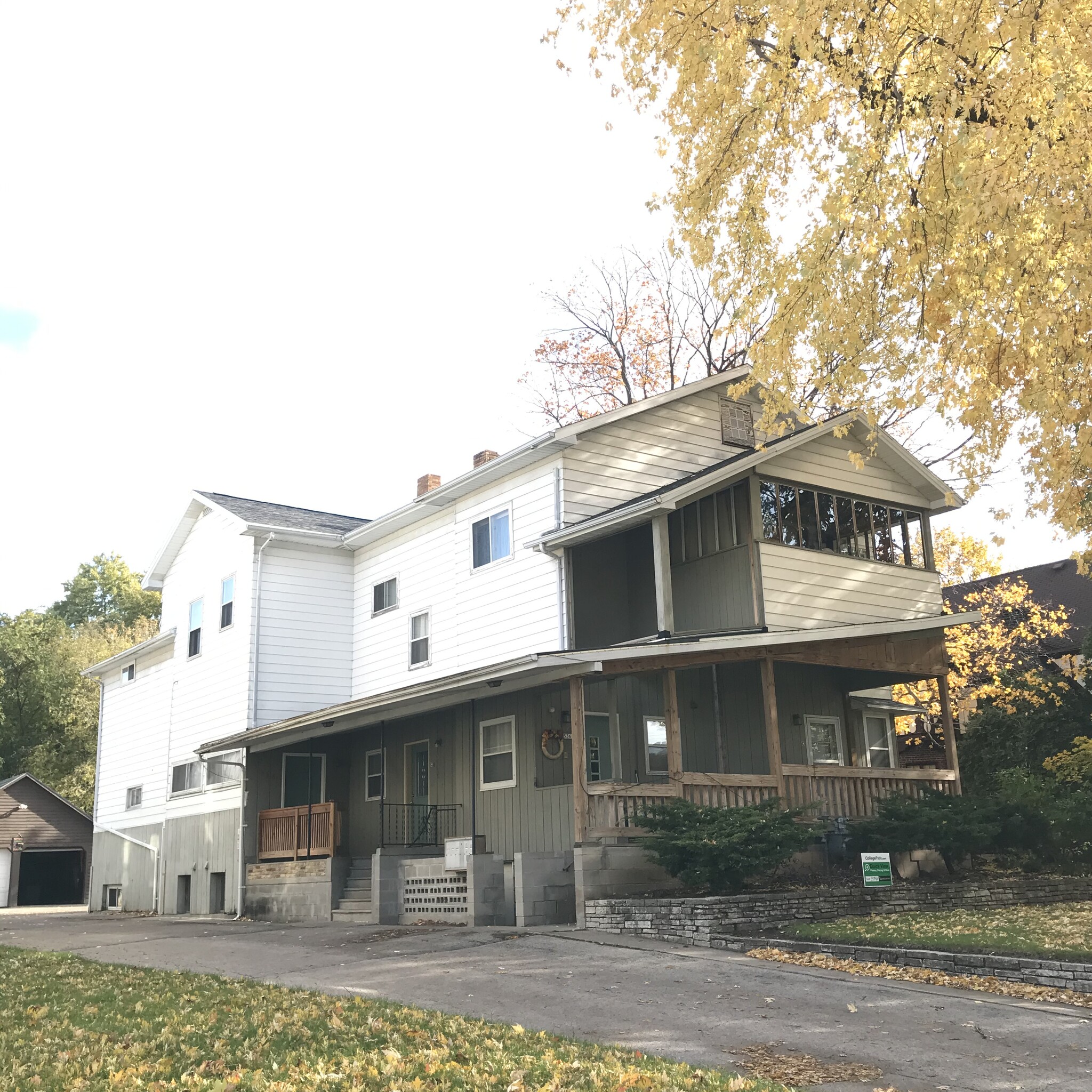 Building Photo - 536 Algoma Blvd