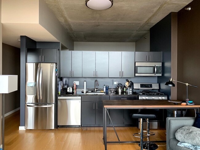 Building Photo - 235 W Van Buren St