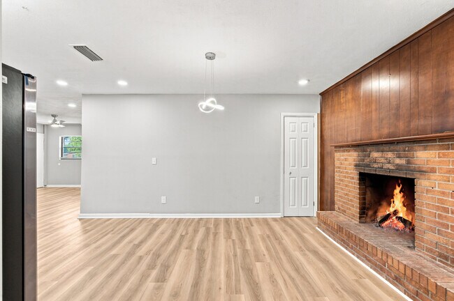 Building Photo - 7968 Renault Dr