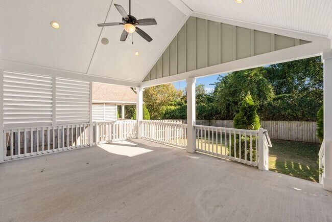 Building Photo - Stunning Home in Melrose 12 South Area...D...