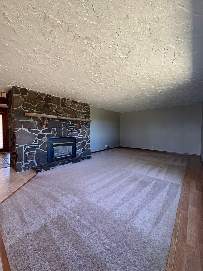 Building Photo - Idyllic 3bd, 2ba Retreat with Loft on 2+ A...