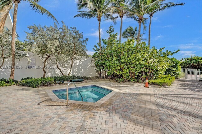 Building Photo - 6515 Collins Ave