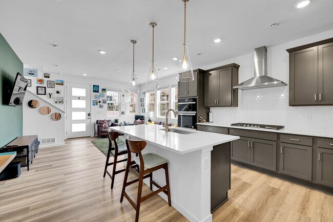 Building Photo - Sterling Ranch 3bed 3bath - like NEW!