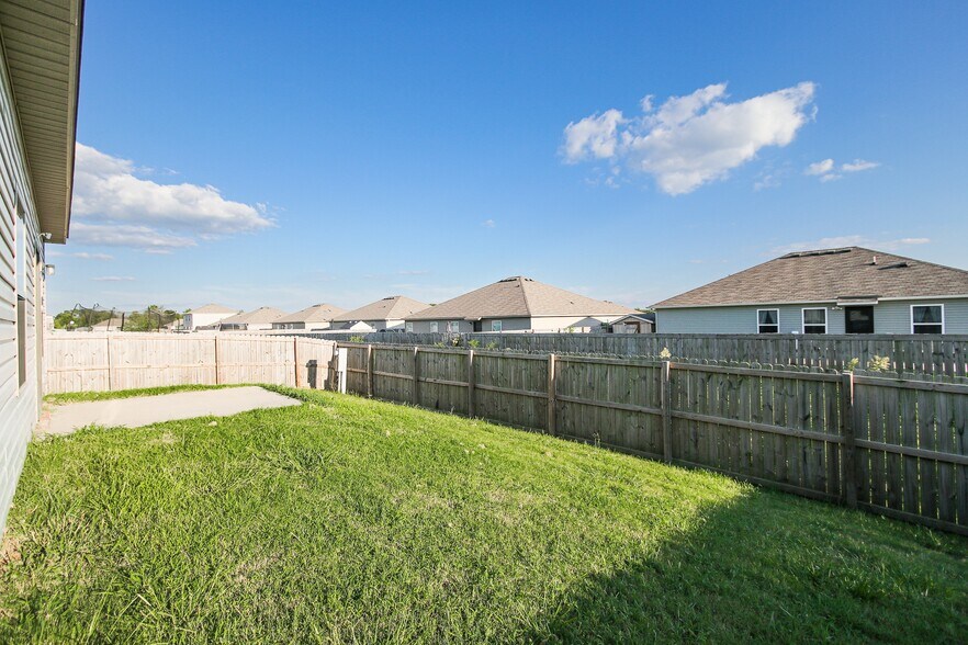 Building Photo - 2711 Wyandotte Ave