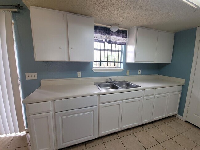 Building Photo - 8714 Valley Song Dr