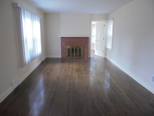 Building Photo - 408 W Sunset Rd