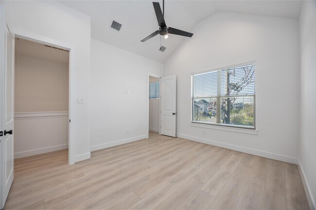Building Photo - 2528 Live Oak St