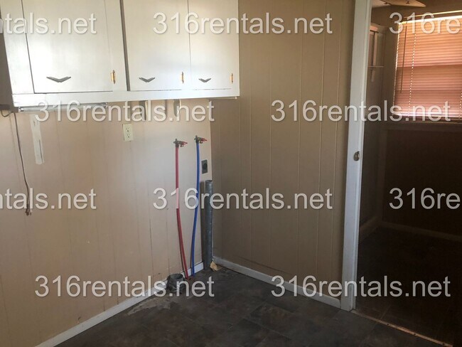 Building Photo - $1095 - 4 bed 2 bath - Single Family Home