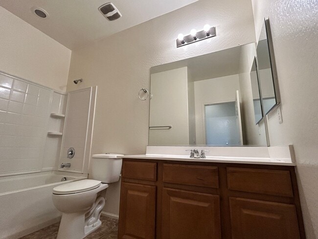 Building Photo - Spacious 4 Bedroom, 3 Bath Two-Story Glend...