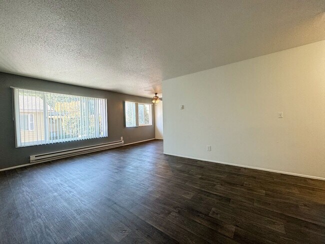 Building Photo - **$750 DEPOSIT & FREE FIRST MONTH'S RENT** ~Hudson Court - Spacious Top Floor Unit~ Great Natural...