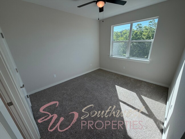 Building Photo - FOUR bedroom townhouse. Off campus living with easy, close to campus style!