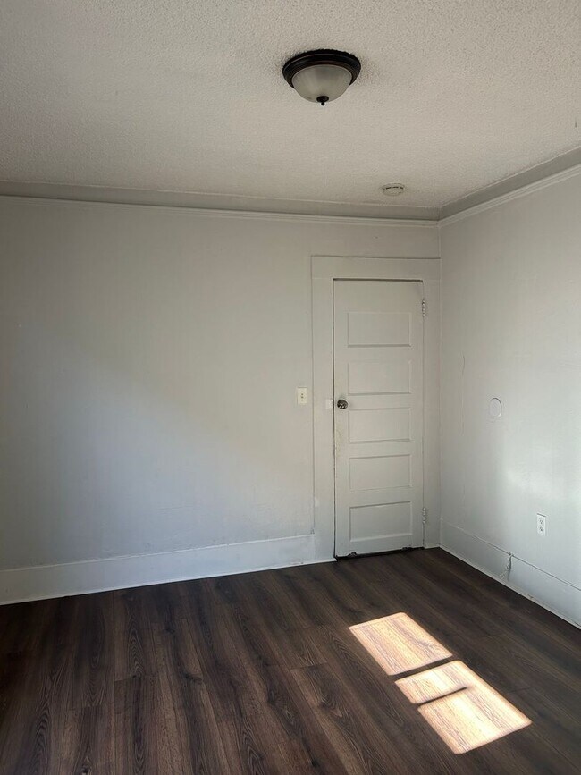 Building Photo - 725 44th St