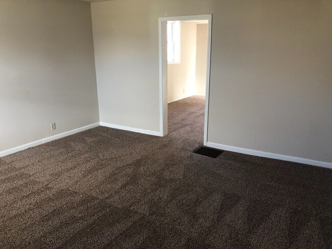 Building Photo - Fantastic 4 bedroom 2 full bath,