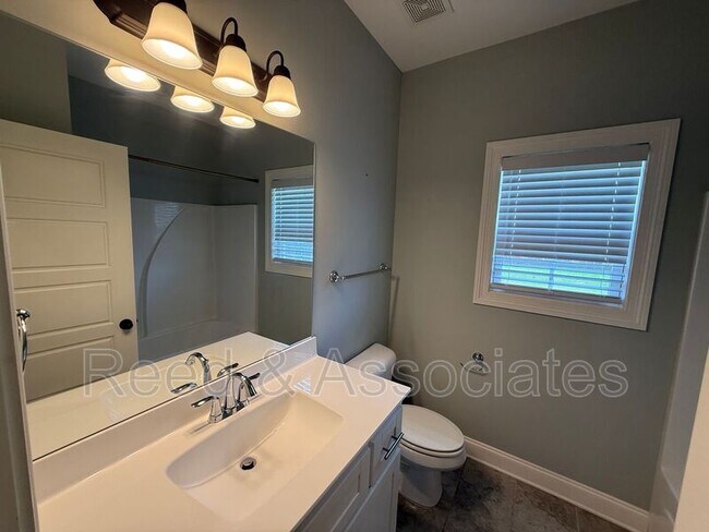 Building Photo - 3261 Vineyard Dr S