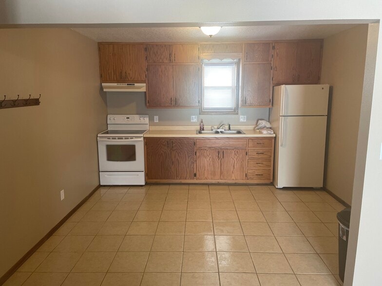 Building Photo - 829 E 9th St S