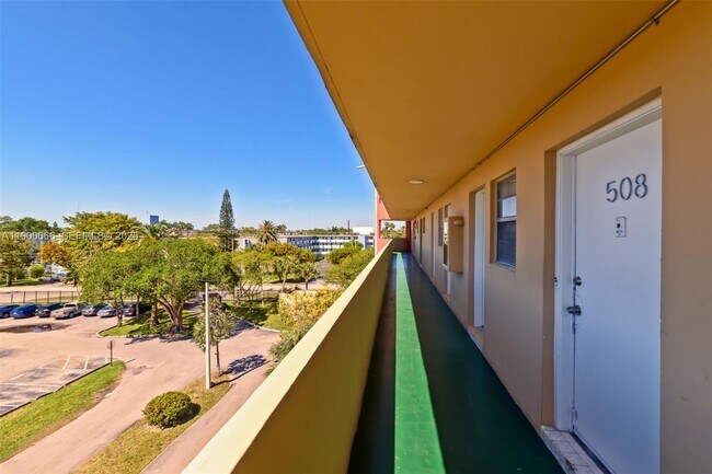 Building Photo - 1770 NE 191st St