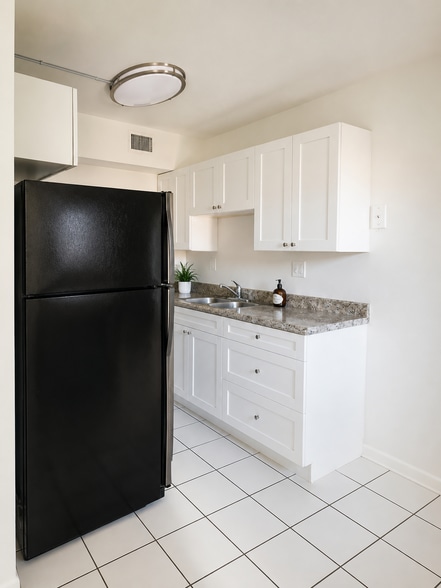Building Photo - 374 Sunshine Dr
