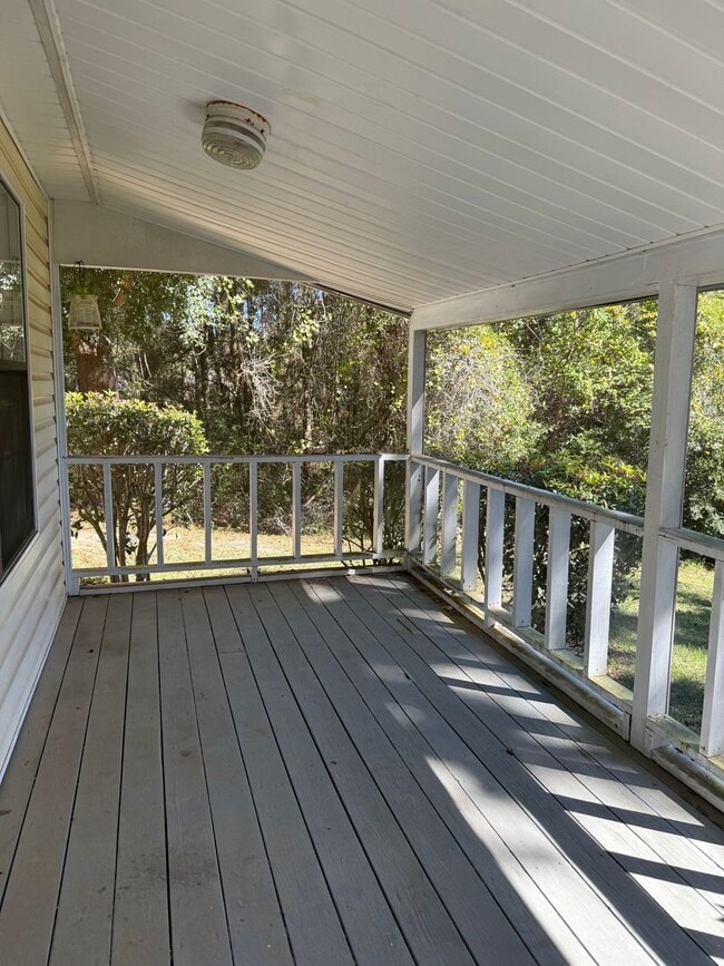 Building Photo - 156 Lakeside Dr