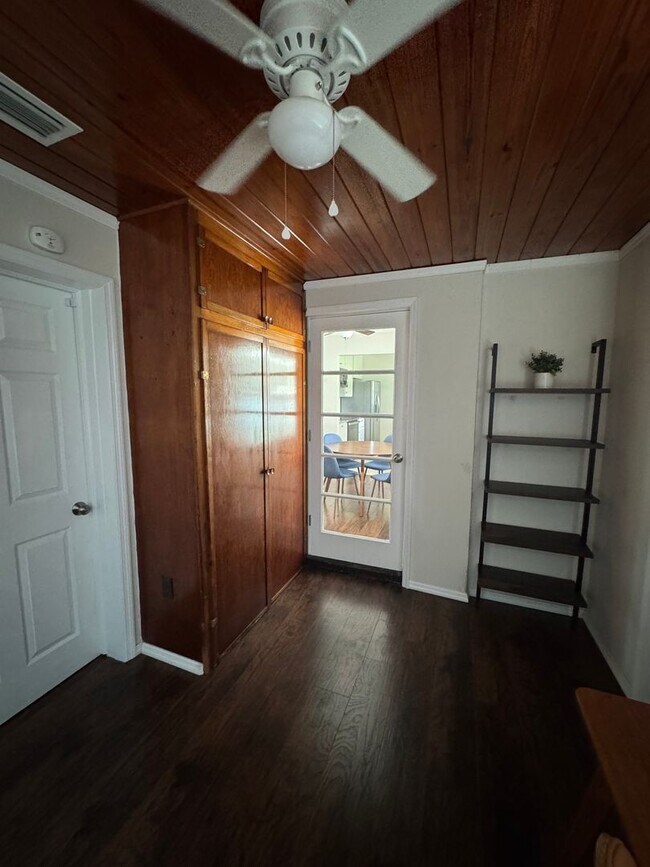 Building Photo - Charming Home, Fenced Backyard, Near Downtown