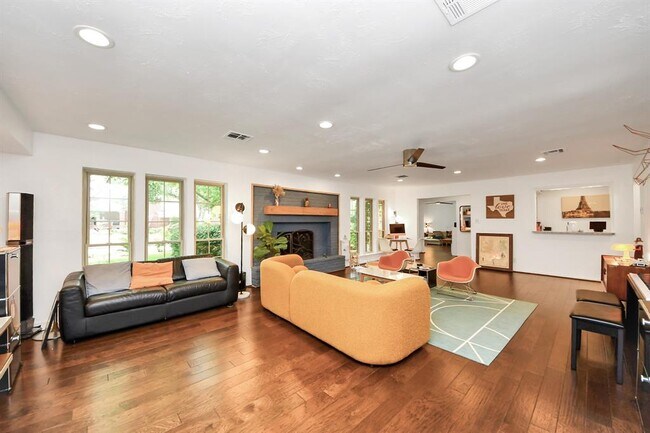 Building Photo - 403 Lakeside Estates Dr