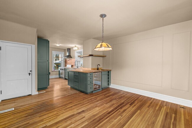 Building Photo - Gardener's Dream! 3-Bedroom, 1.5-Bath Home, Steps away from Tower Grove Park