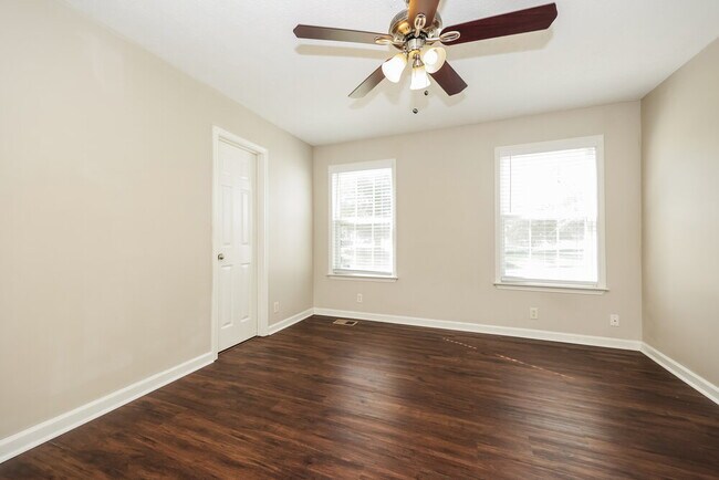 Building Photo - 1204 Red Oak Ct