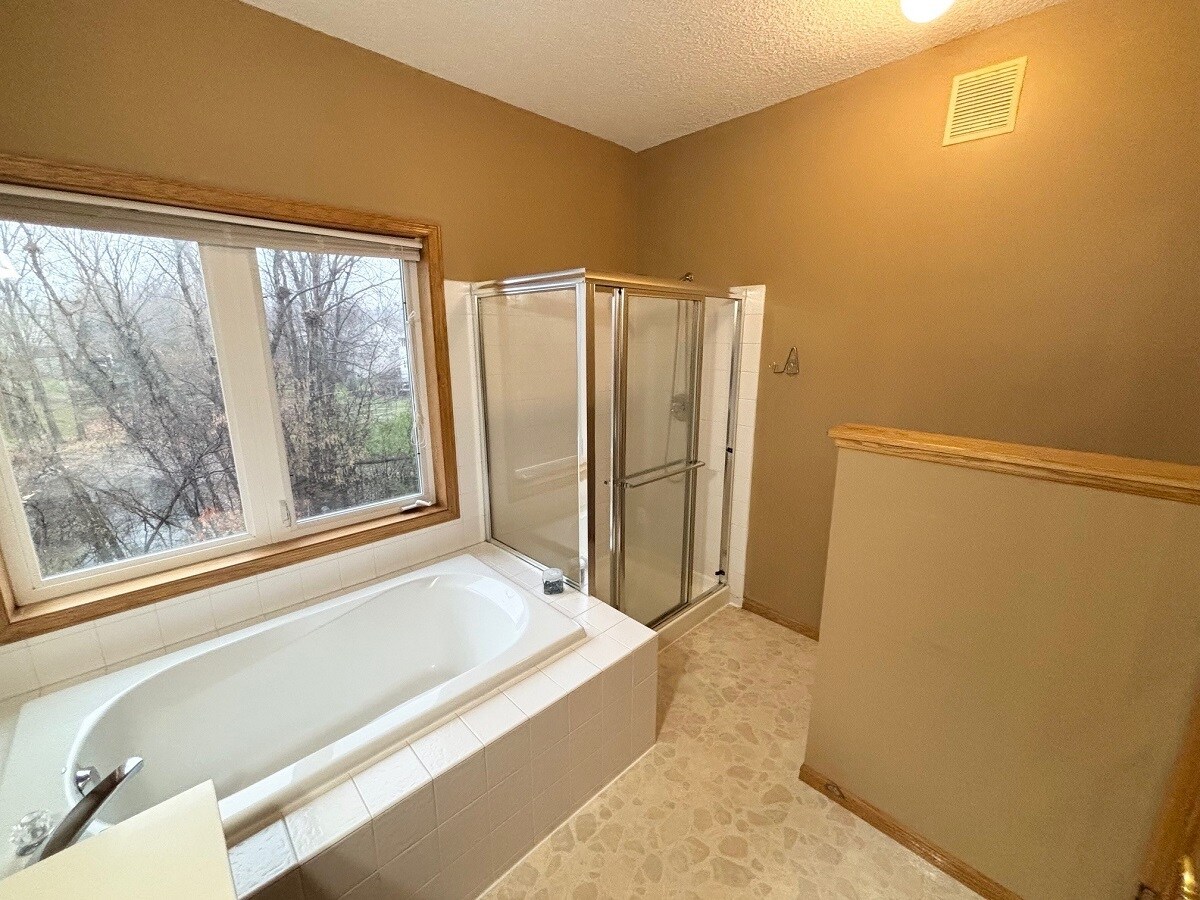 Building Photo - 15014 Valley View Pl