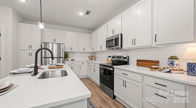 Building Photo - 104 Herrings Grn Lp