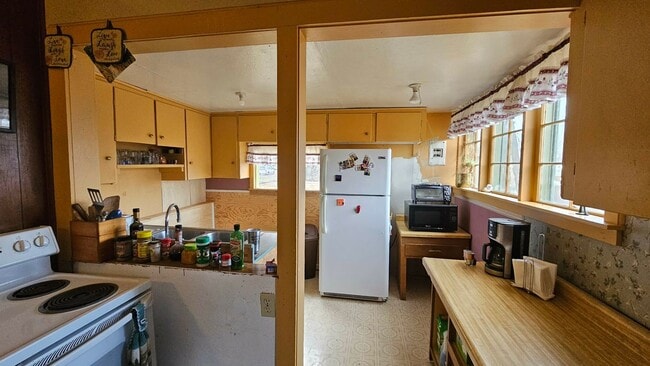 Building Photo - Large Corner Lot House