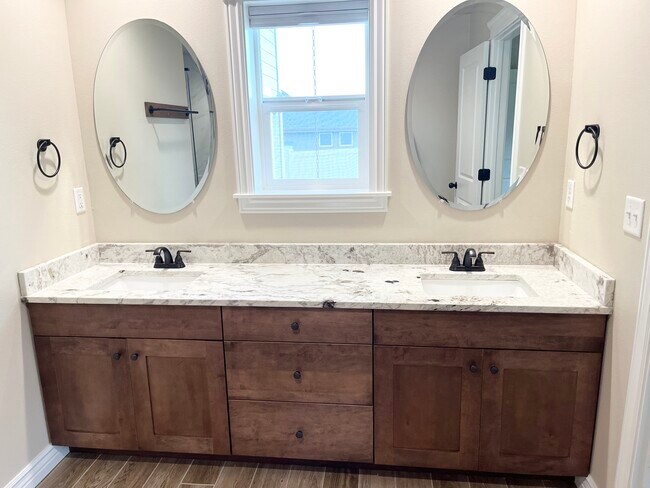 Building Photo - Silver Lining