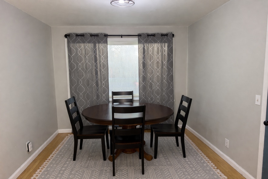 Building Photo - 418 Hurstbourne Rd