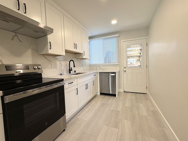 Building Photo - 1327-1329 Judah Street