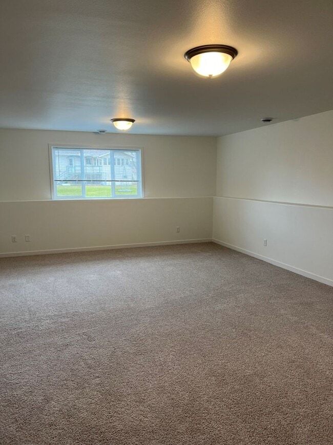 Building Photo - 4 Bed 2 Bath Twin Home