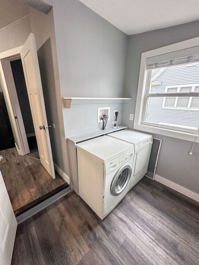 Building Photo - 921 Fourth NW