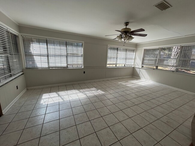 Building Photo - Beautiful 4 Bedroom Southern Hills Home